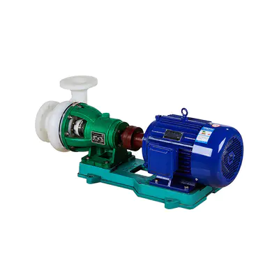 How do plastic centrifugal pumps handle abrasive or particulate-laden fluids?